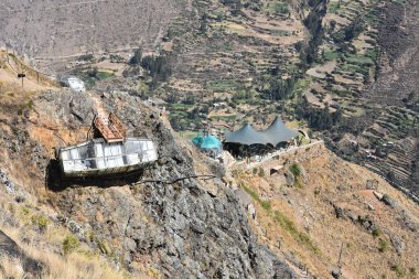 Cusco, Peru - 30 Haziran 2022: Ollantaytambo yakınlarındaki Dikey Gökyüzü kapsüllerinden Kutsal Vadi manzaraları