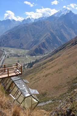 Cusco, Peru - 30 Haziran 2022: Ollantaytambo yakınlarındaki Dikey Gökyüzü kapsüllerinden Kutsal Vadi manzaraları