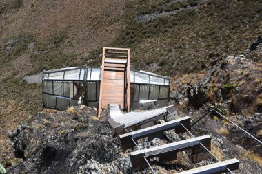 Cusco, Peru - 30 Haziran 2022: Ollantaytambo yakınlarındaki Dikey Gökyüzü kapsüllerinden Kutsal Vadi manzaraları