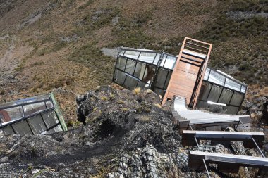 Cusco, Peru - 30 Haziran 2022: Ollantaytambo yakınlarındaki Dikey Gökyüzü kapsüllerinden Kutsal Vadi manzaraları