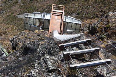 Cusco, Peru - 30 Haziran 2022: Ollantaytambo yakınlarındaki Dikey Gökyüzü kapsüllerinden Kutsal Vadi manzaraları