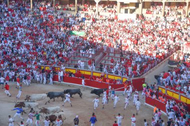 Pamplona, İspanya - 10 Temmuz 2022: Kalabalık Bulls, San Fermin Festiva 'nın yıllık koşusu için Plaza de Toros' ta toplandı