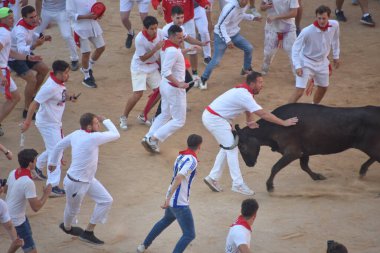 Pamplona, İspanya - 10 Temmuz 2022: İnsanlar Bulls, San Fermin Festivali 'nin yıllık koşusu için Plaza de Toros' ta toplandılar