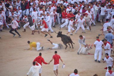 Pamplona, İspanya - 10 Temmuz 2022: İnsanlar Bulls, San Fermin Festivali 'nin yıllık koşusu için Plaza de Toros' ta toplandılar