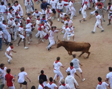 Pamplona, İspanya - 10 Temmuz 2022: İnsanlar Bulls, San Fermin Festivali 'nin yıllık koşusu için Plaza de Toros' ta toplandılar