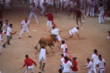 Pamplona, İspanya - 10 Temmuz 2022: Kalabalık Bulls, San Fermin Festiva 'nın yıllık koşusu için Plaza de Toros' ta toplandı