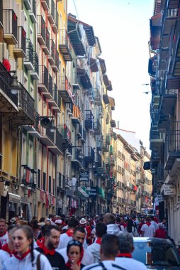 Pamplona, İspanya - 10 Temmuz 2022: San Fermin Festivali sırasında Pamplona şehrinde renkli balkonlar