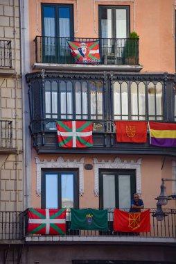 Pamplona, İspanya - 10 Temmuz 2022: San Fermin Festivali sırasında Pamplona şehrinde renkli balkonlar