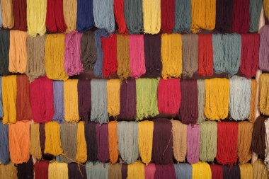 Cusco, Peru - 1 Temmuz 2022: And tekstil dokuması doğal boyalı Alpaca yünüyle yapıldı