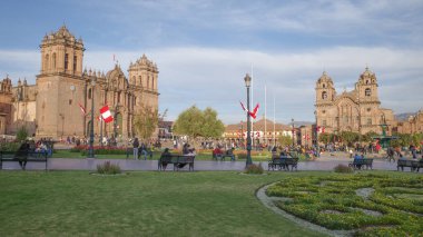 Cusco, Peru - 1 Temmuz 2022: Armas Meydanı ve İsa 'nın Cizvit Kilisesi