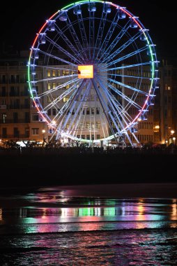 San Sebastian, İspanya - 30 Aralık 2021 La Concha Körfezi Dönme Dolabı Aydınlatmaları