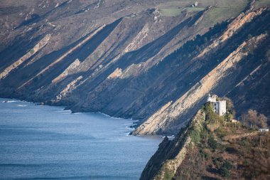 Faro de la Plata Deniz feneri ve Cantabrian Denizi. Monte Ulia, Pasaia, Gipuzkoa, Bask ülkesi, İspanya
