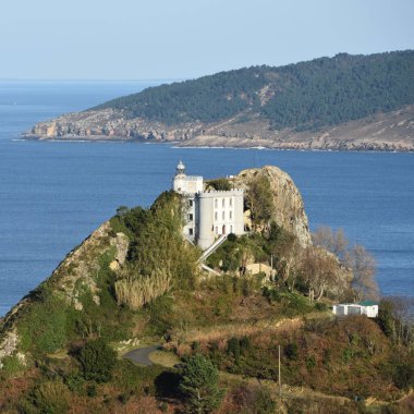 Faro de la Plata Deniz feneri ve Cantabrian Denizi. Monte Ulia, Pasaia, Gipuzkoa, Bask ülkesi, İspanya