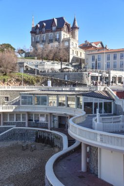 Biarritz, Fransa - 15 Ocak 2022: Liman-Vieux plajının kış manzarası, Biarritz, Pireneler-Atlantikler,