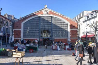 Biarritz, Fransa - 15 Ocak 2022: Biarritz 'deki Las Halles gıda pazarı