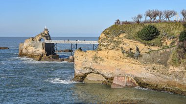Biarritz, Fransa - 15 Ocak 2022: Rocher de la Vierge (Virgin Rock) ve Port Vieux