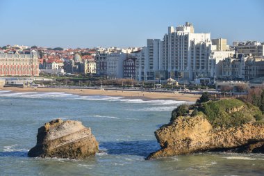 Biarritz, Fransa - 15 Ocak 2023: Phare de Biarritz (Biarritz Deniz Feneri) ve Grand Plage