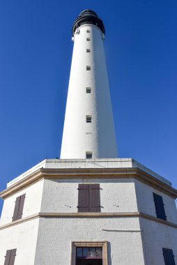 Biarritz, Fransa - 15 Ocak 2023: Phare de Biarritz (Biarritz Deniz Feneri) ve Grand Plage