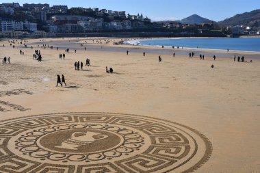 San Sebastian, İspanya - 22 Ocak 2022: La Concha Körfezi boyunca kış ve sahil gezisi