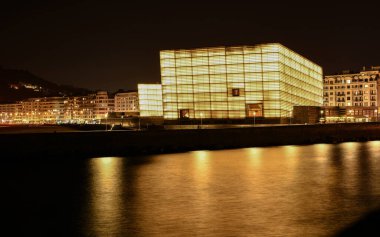 San Sebastian, İspanya - 22 Ocak 2022: Kursaal binası Urumea Nehri 'ni yansıtıyor