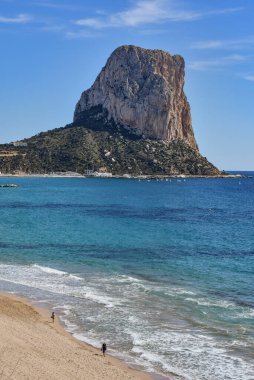 Calpe Sahili ve Penon de Ifach kaya oluşumunun panoramik görüntüsü. Calpe, Alicante, İspanya