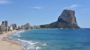 Calpe Sahili ve Penon de Ifach kaya oluşumunun panoramik görüntüsü. Calpe, Alicante, İspanya