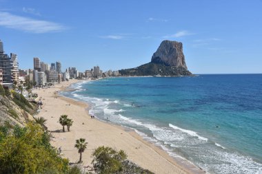 Calpe Sahili ve Penon de Ifach kaya oluşumunun panoramik görüntüsü. Calpe, Alicante, İspanya
