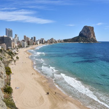 Calpe Sahili ve Penon de Ifach kaya oluşumunun panoramik görüntüsü. Calpe, Alicante, İspanya