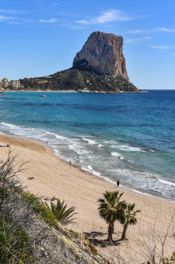 Calpe Sahili ve Penon de Ifach kaya oluşumunun panoramik görüntüsü. Calpe, Alicante, İspanya