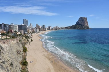 Calpe Sahili ve Penon de Ifach kaya oluşumunun panoramik görüntüsü. Calpe, Alicante, İspanya