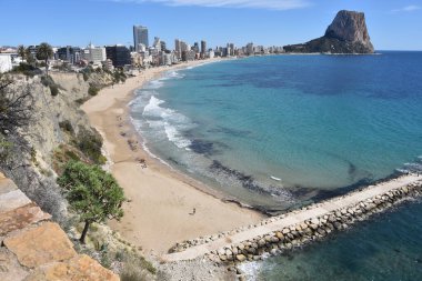 Calpe Sahili ve Penon de Ifach kaya oluşumunun panoramik görüntüsü. Calpe, Alicante, İspanya