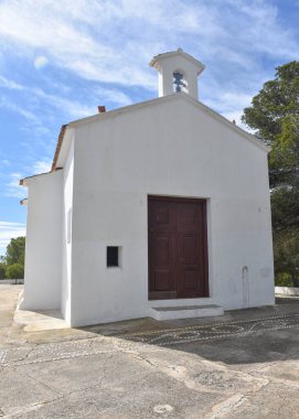 San Salvador Hermitage, Calpe, Alicante, İspanya 'ya bakan küçük beyaz bir şapel.