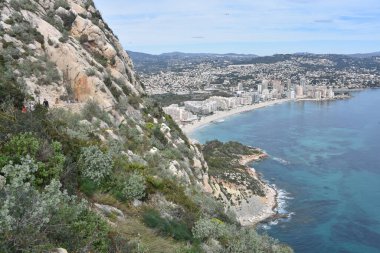 İspanya 'nın Costa Blanca şehrinde popüler bir tatil beldesi olan Calpe' nin manzarası
