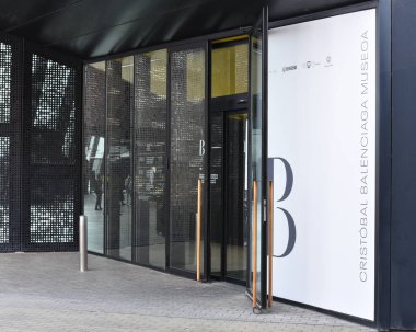 Getaria, SpainGetaria, İspanya - 19 Mart 2022: Getaria, Gipuzkoa 'daki Balenciaga Müzesinin dışı - 19 Mart 2022: Getaria, Gipuzkoa' daki Balenciaga Müzesinin dışı