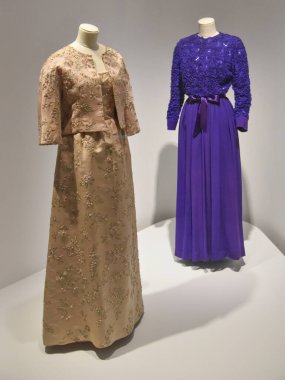 Getaria, İspanya - 22 Mart 2022: Balenciaga Müzesi, Getaria, Bask Ülkesi 'nde yüksek moda giysileri sergileniyor