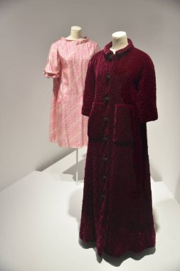 Getaria, İspanya - 22 Mart 2022: Balenciaga Müzesi, Getaria, Bask Ülkesi 'nde yüksek moda giysileri sergileniyor