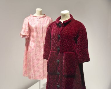 Getaria, İspanya - 22 Mart 2022: Balenciaga Müzesi, Getaria, Bask Ülkesi 'nde yüksek moda giysileri sergileniyor