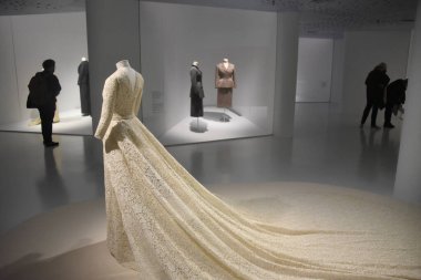 Getaria, İspanya - 22 Mart 2022: Balenciaga Müzesi, Getaria, Bask Ülkesi 'nde yüksek moda giysileri sergileniyor