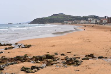 İspanya 'nın Zarautz, Gipuzkoa plajı boyunca bahar manzarası