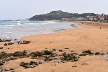 İspanya 'nın Zarautz, Gipuzkoa plajı boyunca bahar manzarası