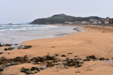 İspanya 'nın Zarautz, Gipuzkoa plajı boyunca bahar manzarası