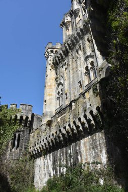 Butroi, İspanya - 14 Nisan 2022: Bask ülkesindeki Butron Şatosu, İspanya