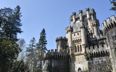 Butroi, İspanya - 14 Nisan 2022: Bask ülkesindeki Butron Şatosu, İspanya