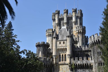 Butroi, İspanya - 14 Nisan 2022: Bask ülkesindeki Butron Şatosu, İspanya