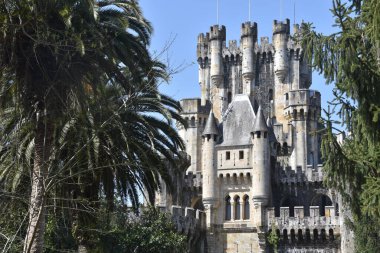 Butroi, İspanya - 14 Nisan 2022: Bask ülkesindeki Butron Şatosu, İspanya