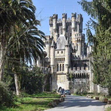 Butroi, İspanya - 14 Nisan 2022: Bask ülkesindeki Butron Şatosu, İspanya