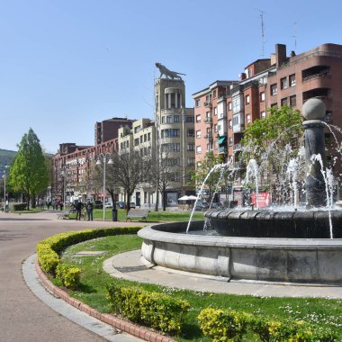 Bilbao, İspanya - 22 Nisan 2022: Deusto Kaplanı, Joaquin Lucarini 'nin Bilbao şehrindeki bir binanın tepesinde duran heykeli.