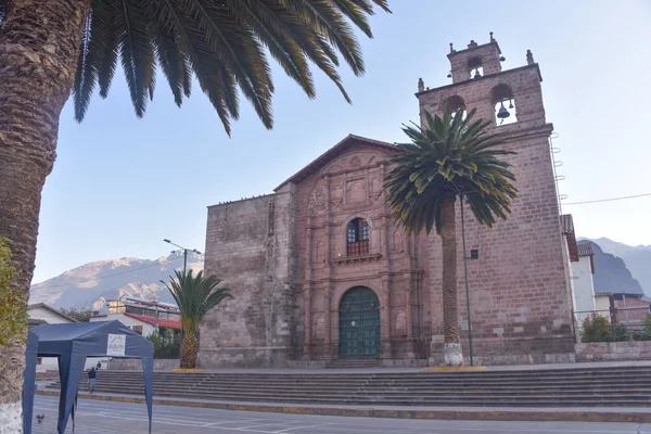 ペルーのウルバンバ 2022年6月30日 ペルーのクスコの聖なる谷ウルバンバにあるサン ペドロ教会のアルマス広場 — ストック写真
