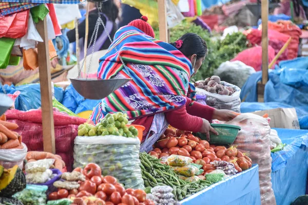Urubamba Perú Junio 2022 Señora Vendiendo Verduras Productos Mercado Central —  Fotos de Stock