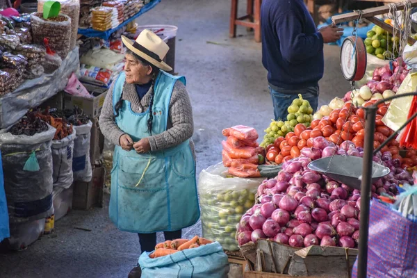 Urubamba Perú Junio 2022 Señora Vendiendo Verduras Productos Mercado Central —  Fotos de Stock